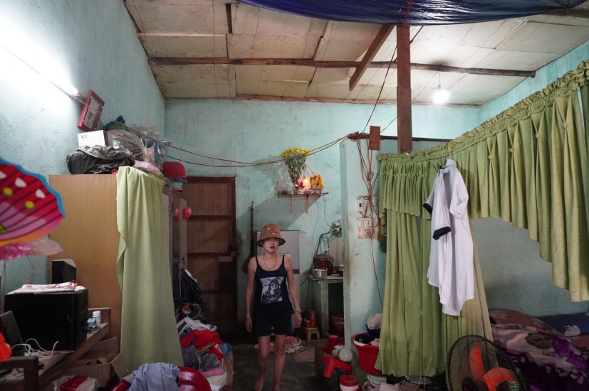 Căn nhà tồi tàn của bà Lê Thị Ngọc Phương ở tổ 6, phường Lê Hồng Phong, TP Quảng Ngãi nằm trong vùng quy hoạch treo. Ảnh: Viên Nguyễn