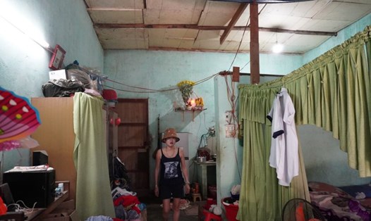 Căn nhà tồi tàn của bà Lê Thị Ngọc Phương ở tổ 6, phường Lê Hồng Phong, TP Quảng Ngãi nằm trong vùng quy hoạch treo. Ảnh: Viên Nguyễn
