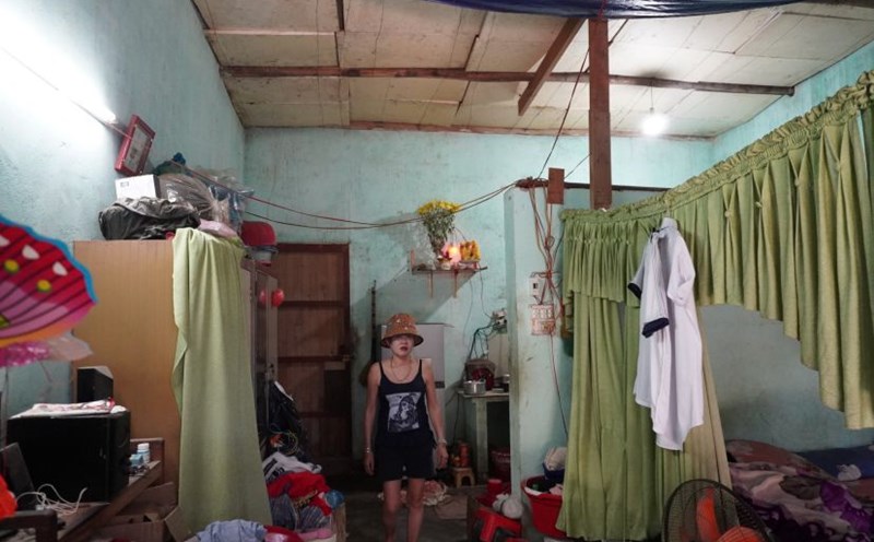 Căn nhà tồi tàn của bà Lê Thị Ngọc Phương ở tổ 6, phường Lê Hồng Phong, TP Quảng Ngãi nằm trong vùng quy hoạch treo. Ảnh: Viên Nguyễn