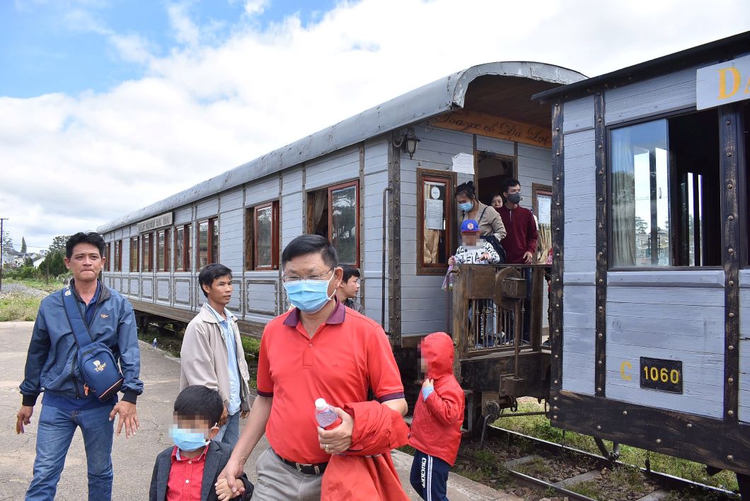 Du khách tham qua di tích quốc gia Ga Đà Lạt trước khi tăng giá vé. Ảnh: Đình Quang