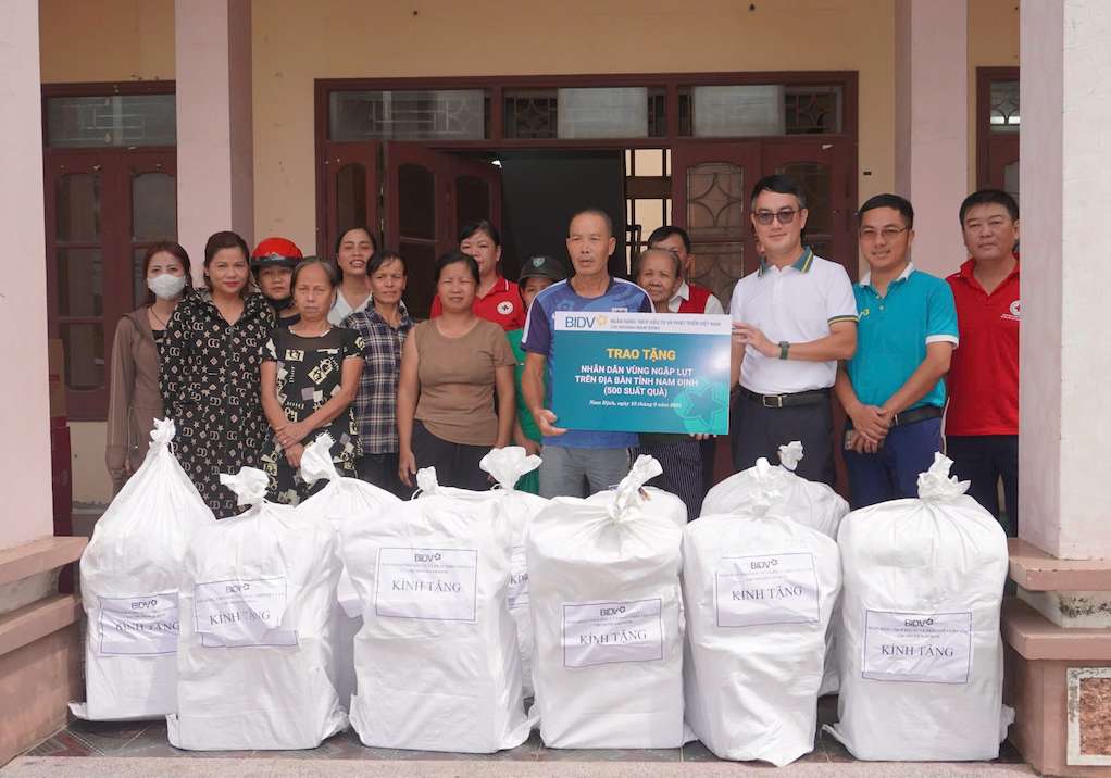  BIDV trao tang qua cho nhan dan tren dia ban cac tinh vung ngap lut.