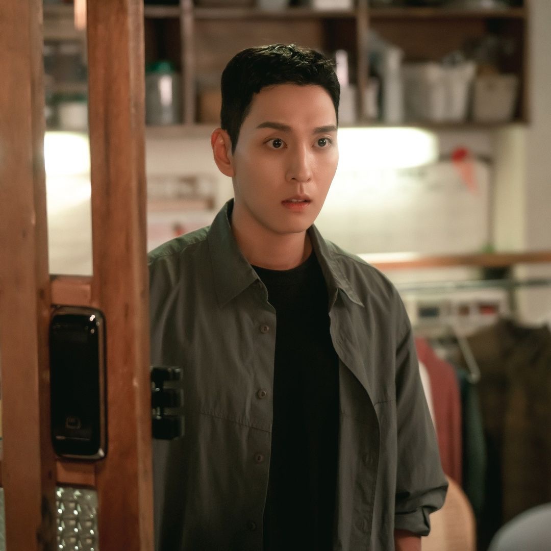 Choi Tae Joon đóng vai nhân viên tại cửa tiệm giặt là. Ảnh: Nhà sản xuất