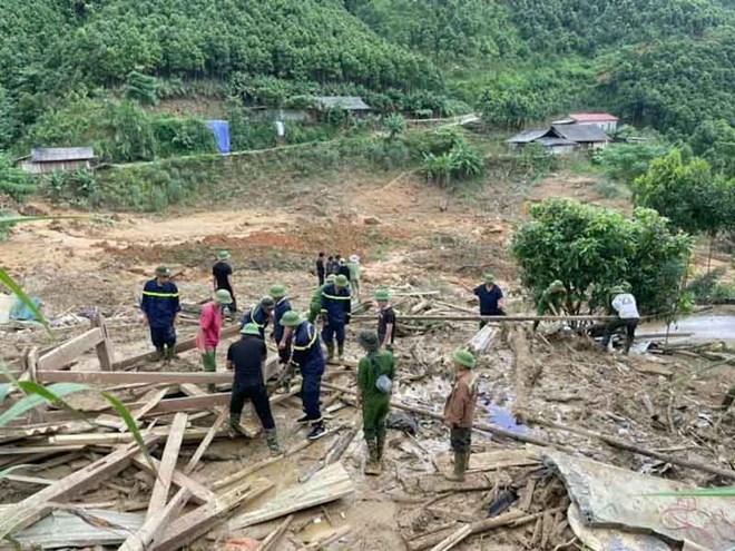 Lực lượng chức năng tìm kiếm các nạn nhân vụ sạt lở ở xã Nậm Lúc, Bắc Hà. Ảnh: Đinh Đại