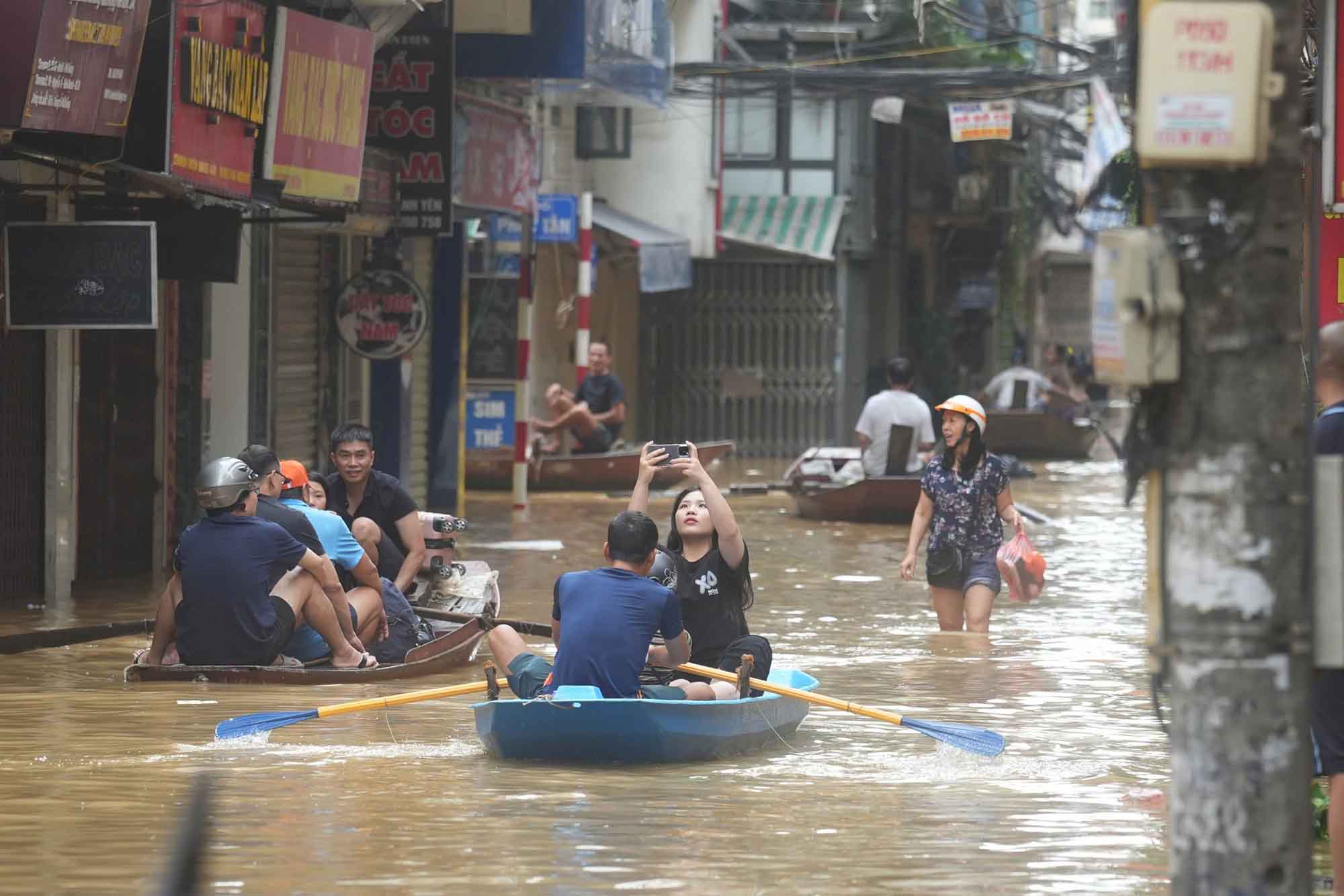 Nhiều tuyến phố ở Hoàn Kiếm (Hà Nội) ngập úng nghiêm trọng do ảnh hưởng từ bão số 3. Ảnh: Hữu Chánh
