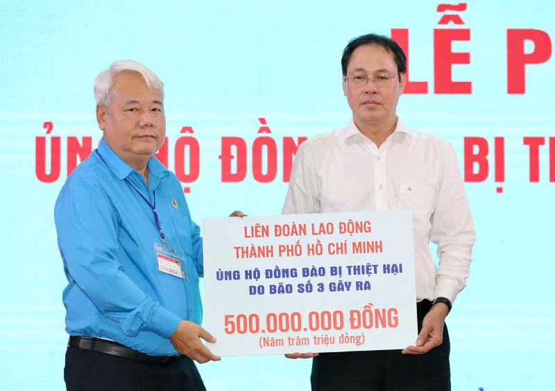 Ông Võ Khắc Thái - Chủ tịch LĐLĐ TPHCM (bên trái) - đại diện CNVCLĐ, các cấp công đoàn TPHCM - ủng hộ đồng bào bị lũ lụt. Ảnh: Đức Long