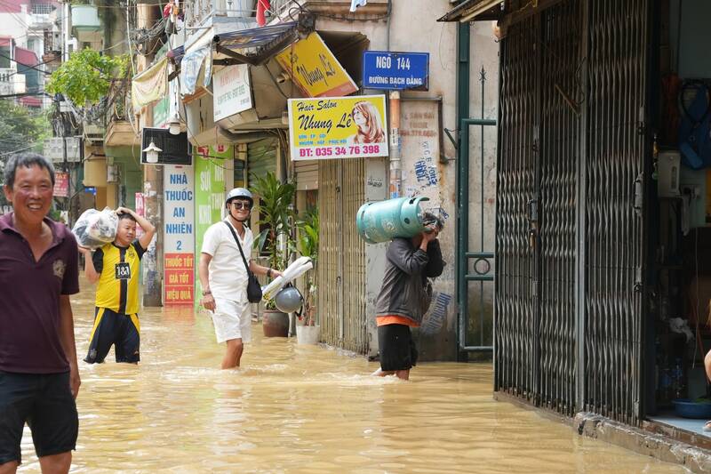 Nhieu tinh thanh Bac Bo van con ngap sau dot lu keo dai. Anh: Huu Chanh