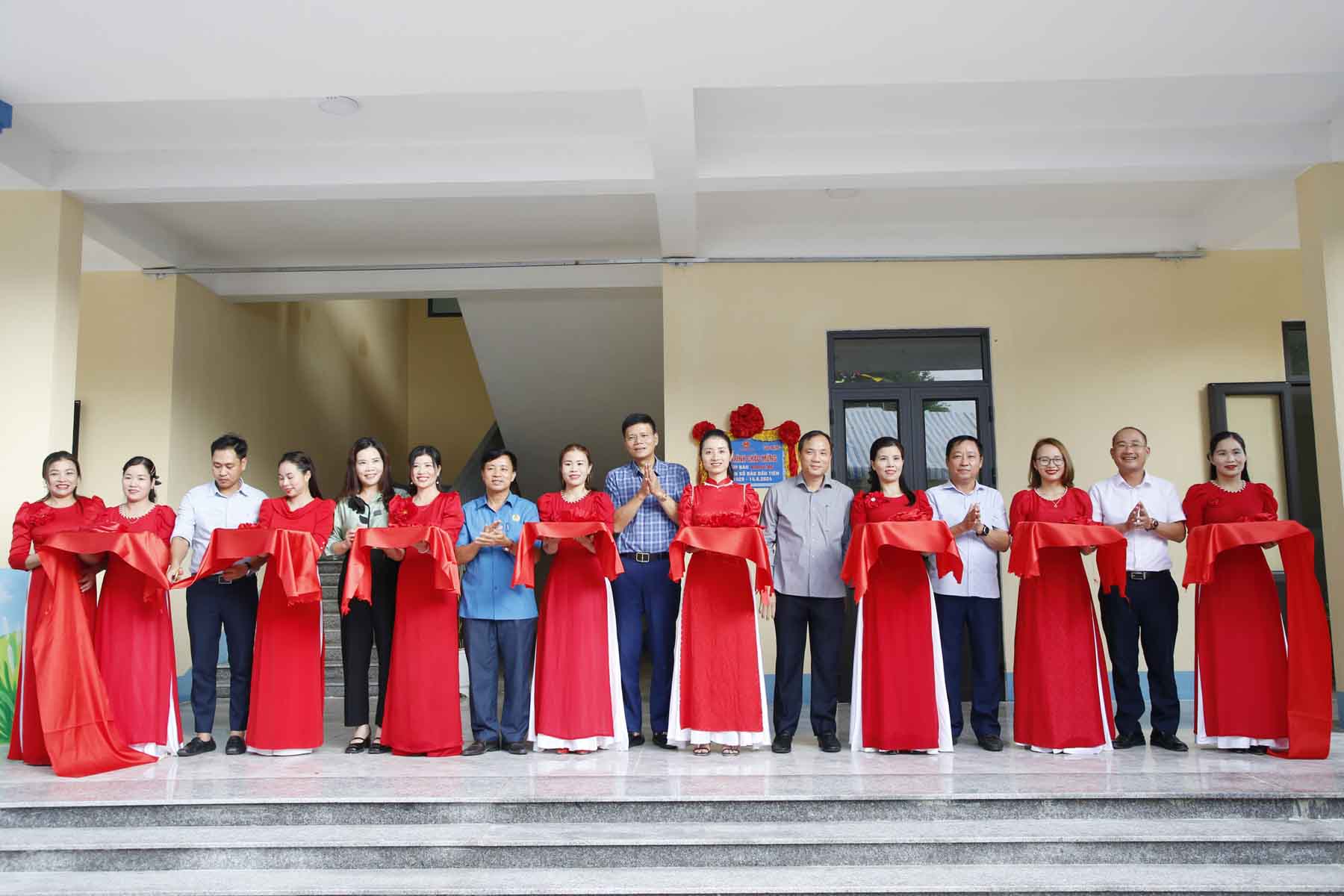 Nghi thức cắt băng khánh thành công trình nhà học 2 tầng 4 phòng Trường Mầm non Hương Liên do Quỹ TLV Lao Động tài trợ xây dựng. Ảnh: Công Sáng.