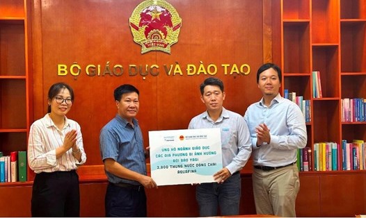 Bộ Giáo dục và Đào tạo nhận tài trợ tượng trưng nước sạch từ các đơn vị để gửi đến các điểm trường tại các tỉnh bị ảnh hưởng nghiêm trọng do bão lũ. Ảnh: ĐVCC