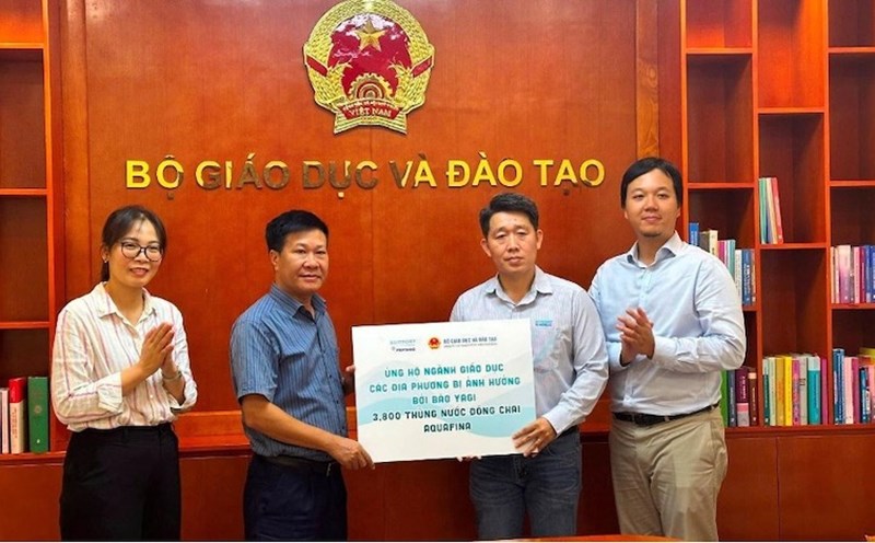 Bộ Giáo dục và Đào tạo nhận tài trợ tượng trưng nước sạch từ các đơn vị để gửi đến các điểm trường tại các tỉnh bị ảnh hưởng nghiêm trọng do bão lũ. Ảnh: ĐVCC