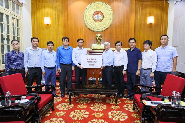 Chairman of the Central Committee of the Vietnam Fatherland Front Do Van Chien receives support from the Ministry of Transport. Photo: Pham Dong