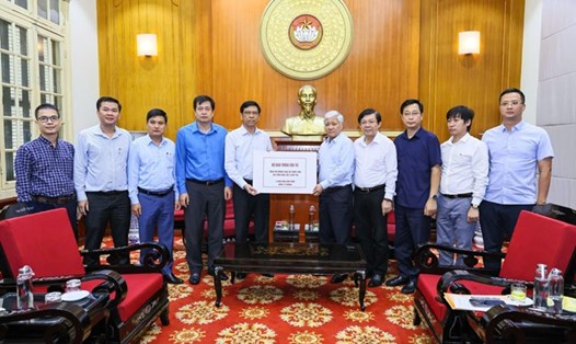 Chủ tịch Ủy ban Trung ương MTTQ Việt Nam Đỗ Văn Chiến tiếp nhận ủng hộ từ Bộ Giao thông Vận tải. Ảnh: Phạm Đông