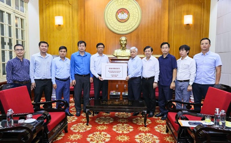Chủ tịch Ủy ban Trung ương MTTQ Việt Nam Đỗ Văn Chiến tiếp nhận ủng hộ từ Bộ Giao thông Vận tải. Ảnh: Phạm Đông