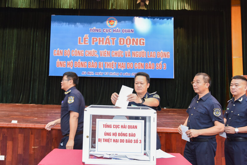 Tổng cục Hải quan ủng hộ 859 triệu đồng khắc phục thiệt hại do bão số 3. Ảnh: Tổng cục Hải Quan. 