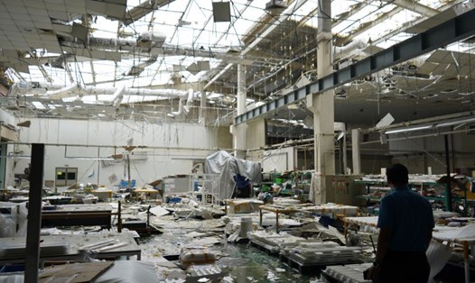 Nhà xưởng của một công ty ở Hải Phòng tan hoang sau bão. Ảnh: Mai Dung