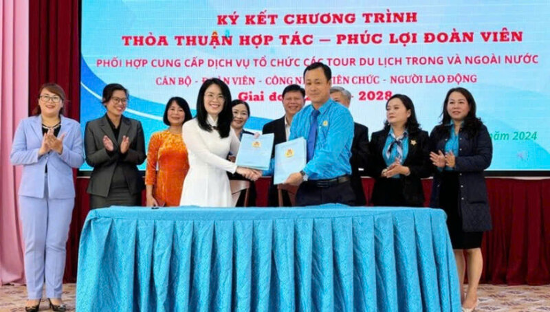 Lãnh đạo Liên đoàn Lao động thành phố Đà Lạt và Công ty TNHH Tập đoàn Bình An Đà Lạt - Bình An Travel ký kết thỏa thuận hợp tác về phúc lợi đoàn viên. Ảnh: D.QUỲNH
