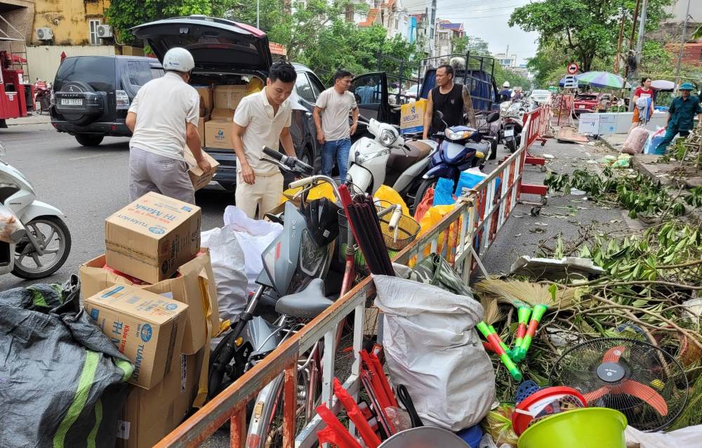 Trong ngày 9.9, các hộ dân sống tại chung cư A7, A8 Vạn Mỹ (đã xuống cấp, có nguy cơ sập đổ) đang tích cực đóng gói đồ đạc, vật dụng thiết yếu và di chuyển đến nơi tạm lánh. Ảnh: Âm vang Ngô Quyền