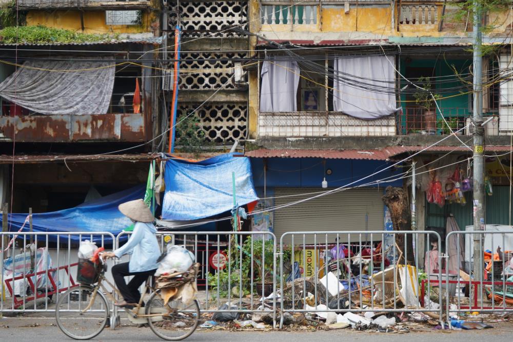 Hải Phòng di dời khẩn cấp các hộ dân 2 tòa A7, A8 khu chung cư Vạn Mỹ đến tạm cư, tạm lánh ở chung cư khác. Ảnh: Mai Dung