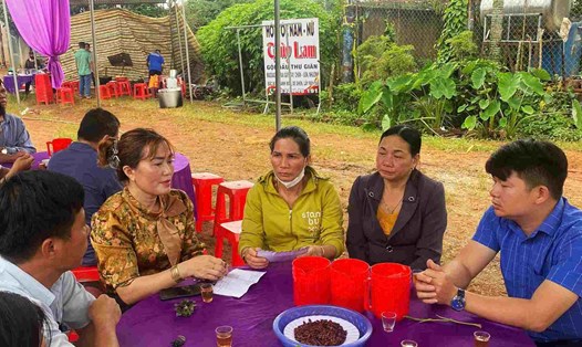 Người dân đến động viên, chia sẻ với gia đình có mẹ con sản phụ nghèo tử vong. Ảnh: Hoài Thanh