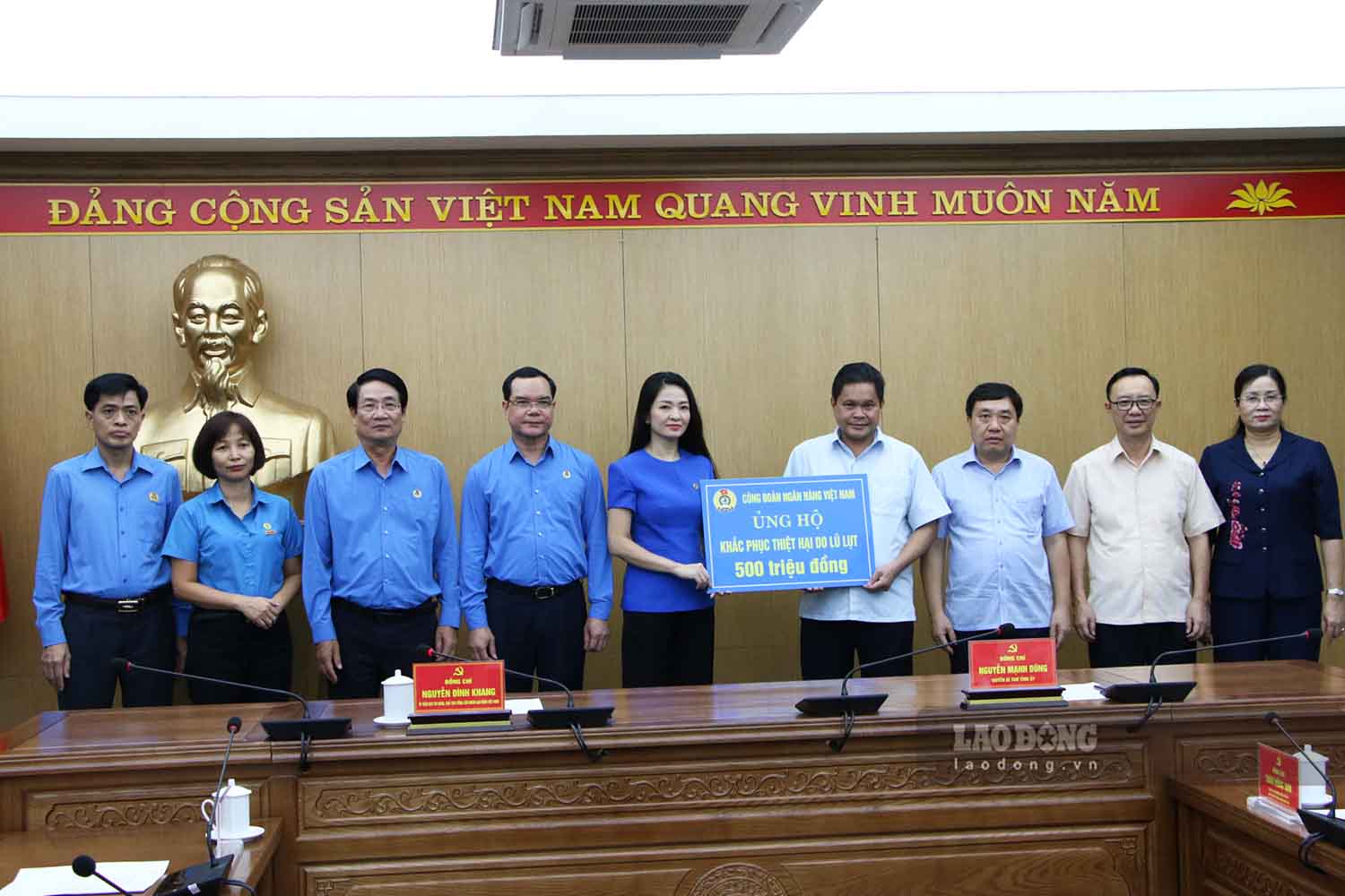 Cong doan Ngan hang Viet Nam trao 500 trieu dong toi Uy ban Trung uong MTTQ Viet Nam tinh Ha Giang ung ho nguoi dan bi thien tai.