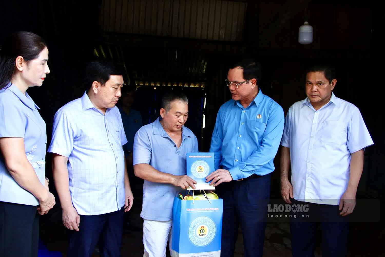 Chủ tịch Tổng LĐLĐVN Nguyễn Đình Khang thăm hỏi, tặng quà gia đình bị ảnh hưởng nhà ở sau thiên tai ở Hà Giang.