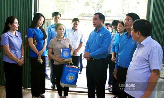 Chủ tịch Tổng LĐLĐVN Nguyễn Đình Khang thăm hỏi, động viên và tặng quà đoàn viên công đoàn có nhà ở bị ảnh hưởng bởi thiên tai tại Bắc Mê, Hà Giang. Ảnh: Nguyễn Tùng
