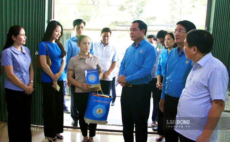 Chủ tịch Tổng LĐLĐVN Nguyễn Đình Khang thăm hỏi, động viên và tặng quà đoàn viên công đoàn có nhà ở bị ảnh hưởng bởi thiên tai tại Bắc Mê, Hà Giang. Ảnh: Nguyễn Tùng