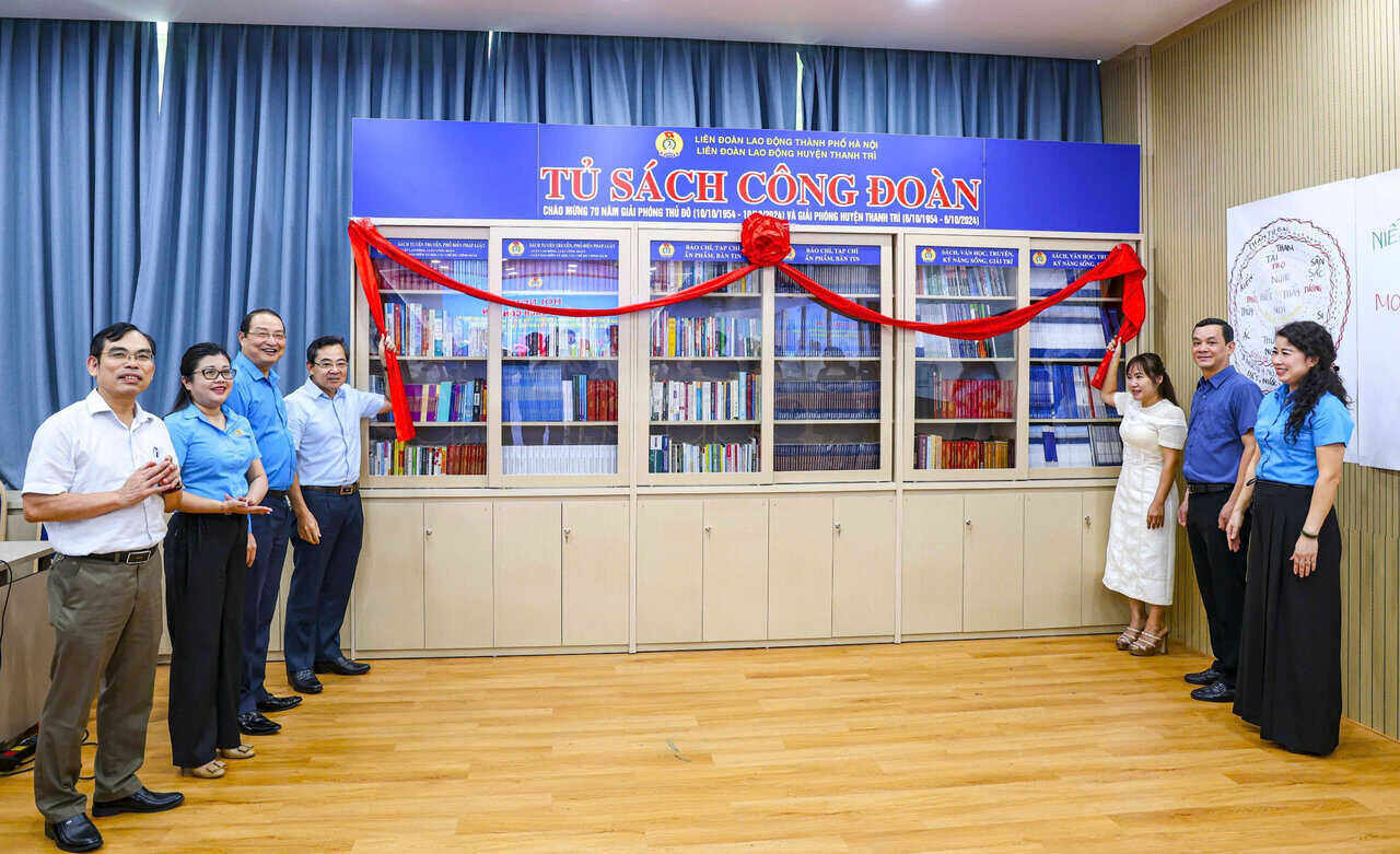 Tủ sách Công đoàn được ra mắt tại Công ty CP công nghệ thiết bị Tân Phát. Ảnh: CĐCS
