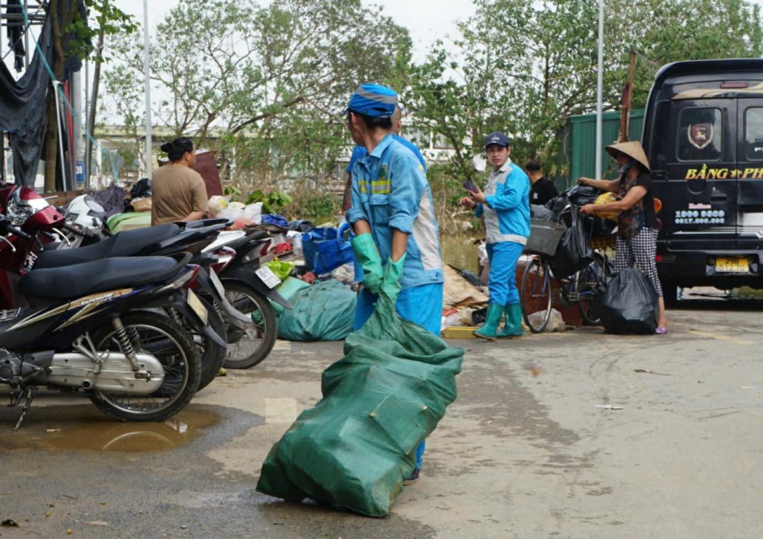 Đơn vị xử lý rác giúp người dân thu gom các đồ dùng hư hỏng. Ảnh: Công Hòa