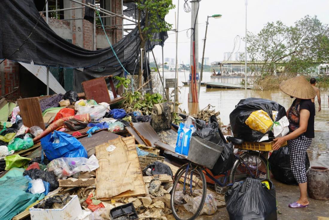 Các đồ dùng hư hỏng bị người dân vứt thành đống lớn ngoài đường. Ảnh: Công Hòa