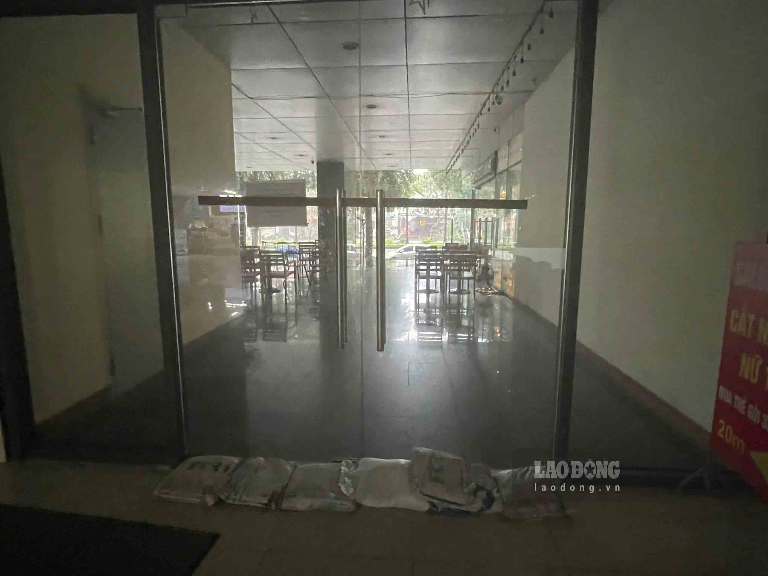 Một chung cư tại Hà Nội phải dùng bao cát để gia cố cửa kính. Ảnh: Vân Trường