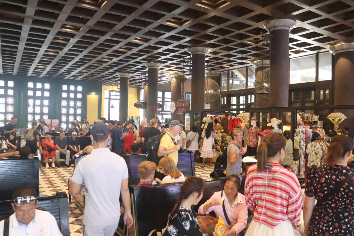 Du khách quốc tế đợi lên tàu tham quan vịnh Hạ Long tại Cảng tàu khách quốc tế Hạ Long ngày 13.9. Ảnh: Thanh Tùng