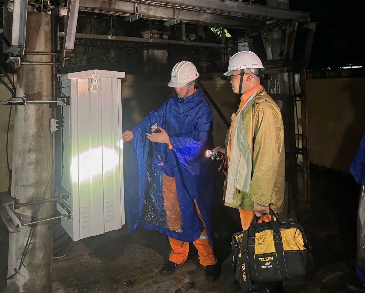 Công nhân điện lực kiểm tra trạm điện Lương Phúc 1 tại Xóm Hồ Sen, thôn Lương Phúc. Ảnh EVNHANOI.