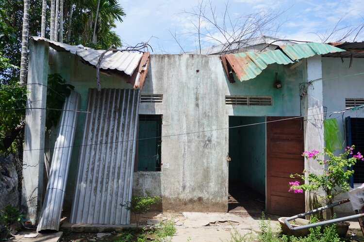  Không chịu nổi cảnh sống trong vùng quy hoạch treo suốt hàng chục năm, nhiều hộ dân ở tổ 6, phường Lê Hồng Phong, TP Quảng Ngãi bỏ đi nơi khác sinh sống, để lại những căn nhà hoang rách nát. Ảnh: Viên Nguyễn