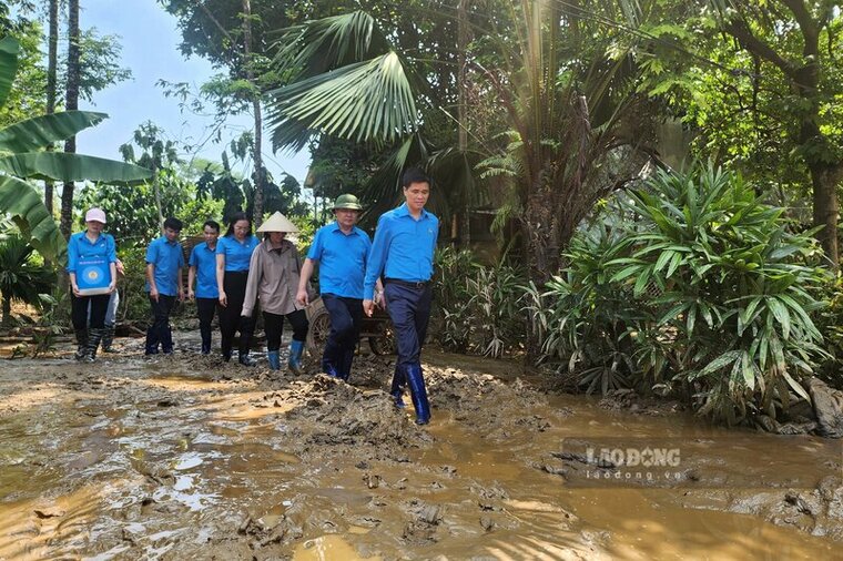 Con đường đến nhà của cô giáo Nhu lầy lội sau nhiều ngày ngập trong nước lũ. Ảnh: Tô Công.