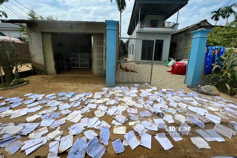 Sự hỗ trợ kịp thời sẽ phần nào giúp các em học sinh không vì thiệt hại của bão lũ đến nhà trường, gia đình mà bị đứt gánh việc học. Ảnh: Tô Công.