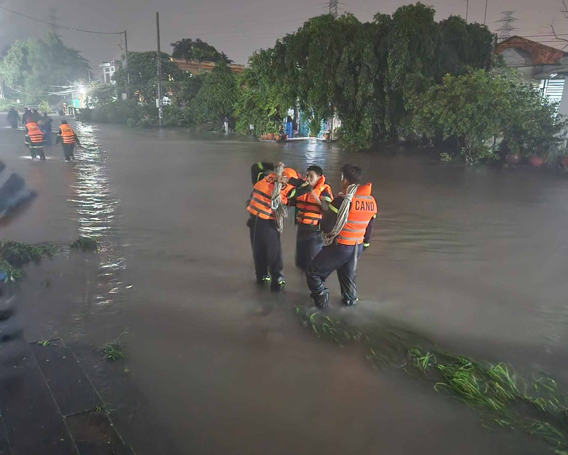 Cảnh sát tìm kiếm người phụ nữ trên xe bán tải bị nước cuốn. Ảnh: Cơ quan chức năng cung cấp