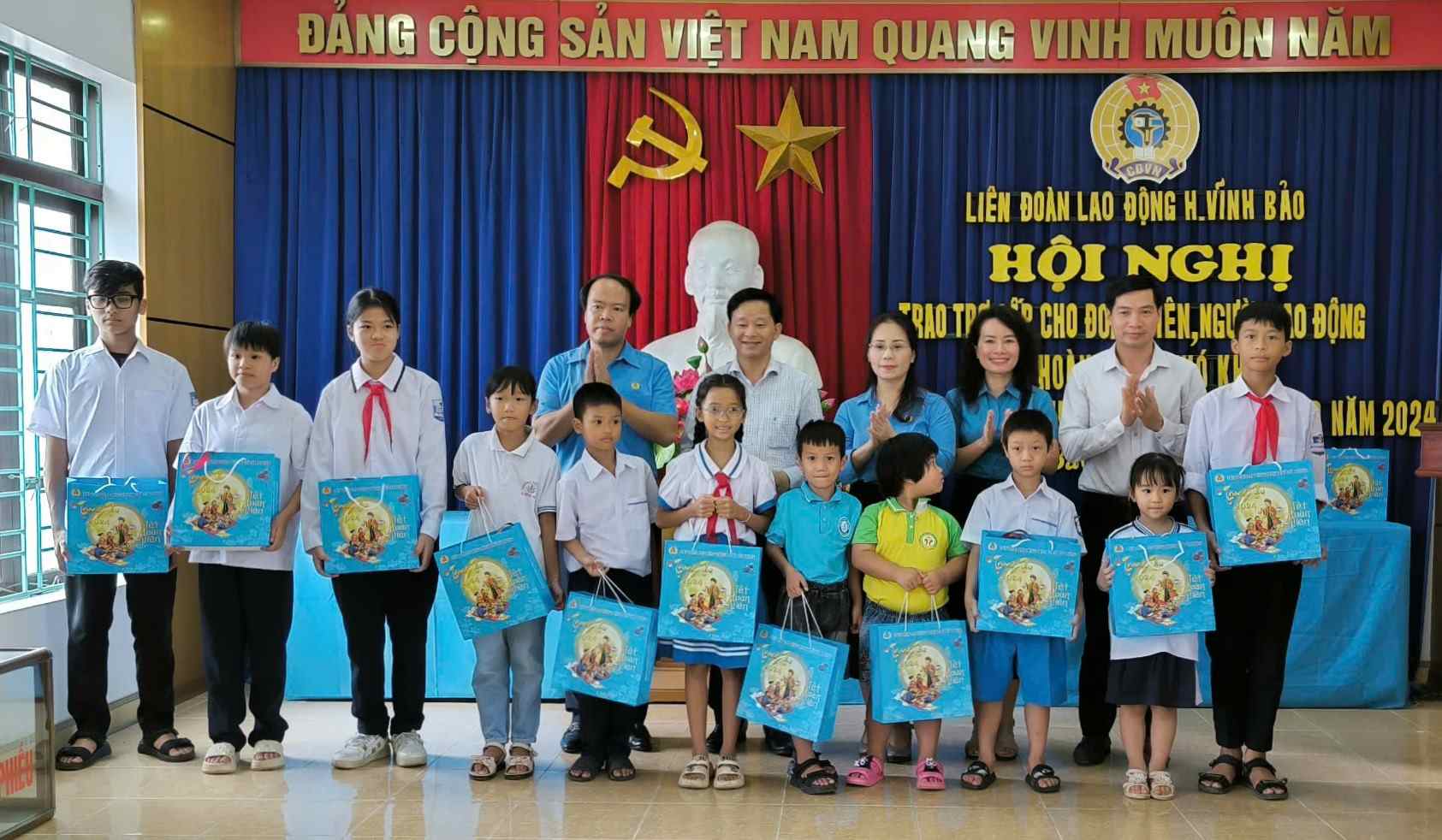 LĐLĐ TP Hải Phòng trao 200 suất quà trung thu cho con CNVCLĐ huyện Vĩnh Bảo. Ảnh: Mai Dung