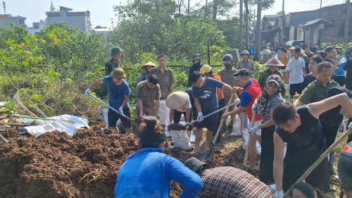 Cơ quan chức năng và người dân đang sửa chữa đê bị vỡ. Ảnh: Đền Phú