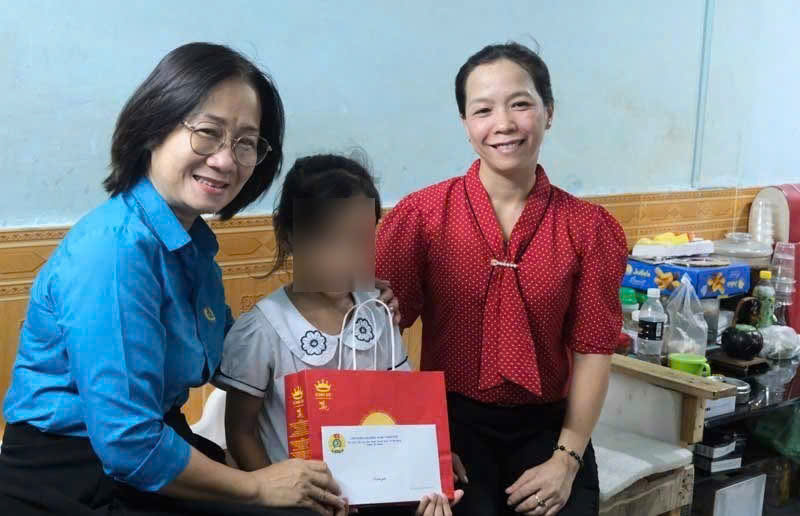 Bà Đinh Thị Thanh Hà, Phó Chủ tịch LĐLĐ thành phố Đà Nẵng tặng quà thiếu nhi là con đoàn viên, người lao động khó khăn. Ảnh: Trà Vân