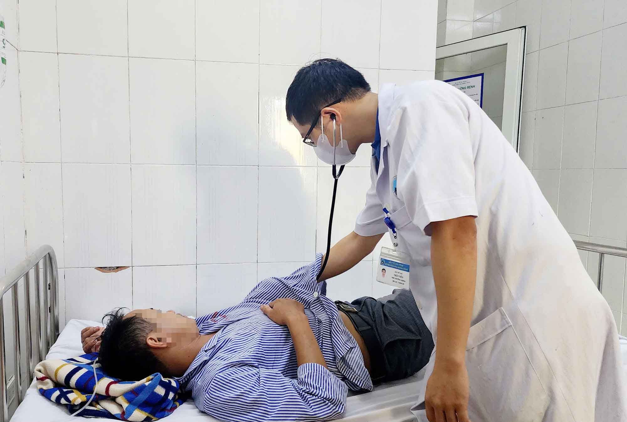 Một trong 4 bệnh nhân bị ngộ độc sau khi ăn nấm rừng đang điều trị tại Bệnh viện Đa khoa tỉnh Hà Tĩnh. Ảnh: Tuấn Dũng.