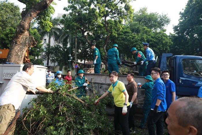 Người dân tham gia tổng vệ sinh sau lễ phát động.