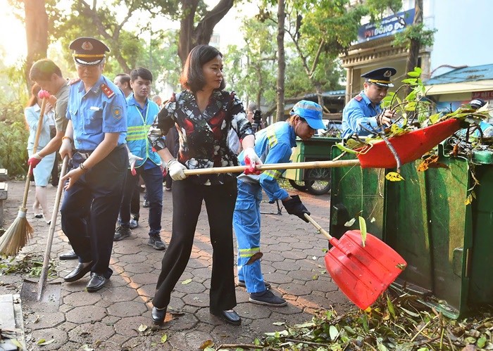 Phó Bí thư Thường trực Thành ủy Nguyễn Thị Tuyến tham gia dọn vệ sinh môi trường.