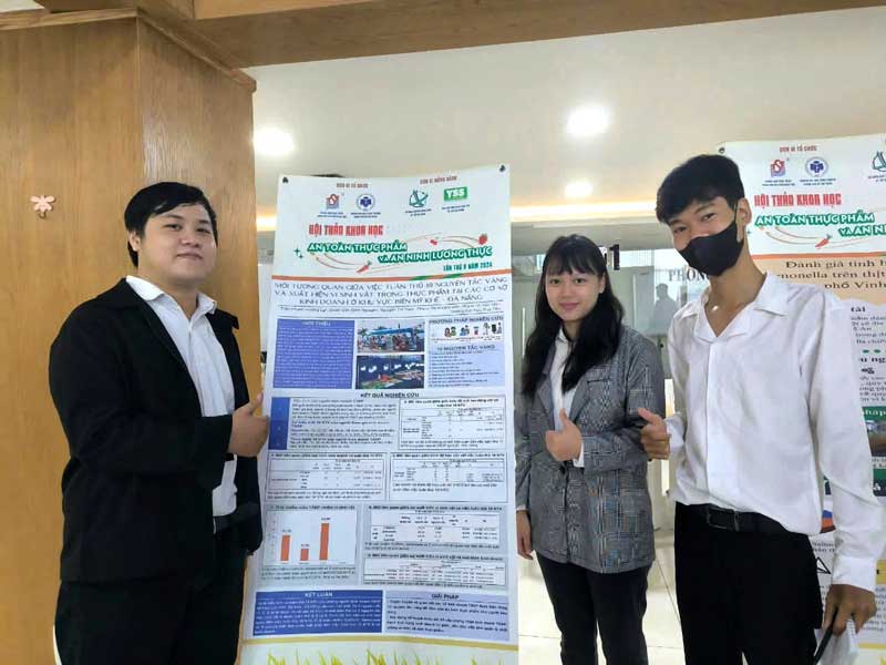   Nhóm Siên viên Đại học Duy Tân đạt giải Ba ở tiểu ban an ninh thực phẩm bên poster về đề tài An toàn thực phẩm tại khu vực biển Mỹ Khê, Đà Nẵng. Ảnh: Đại học Duy Tân. 