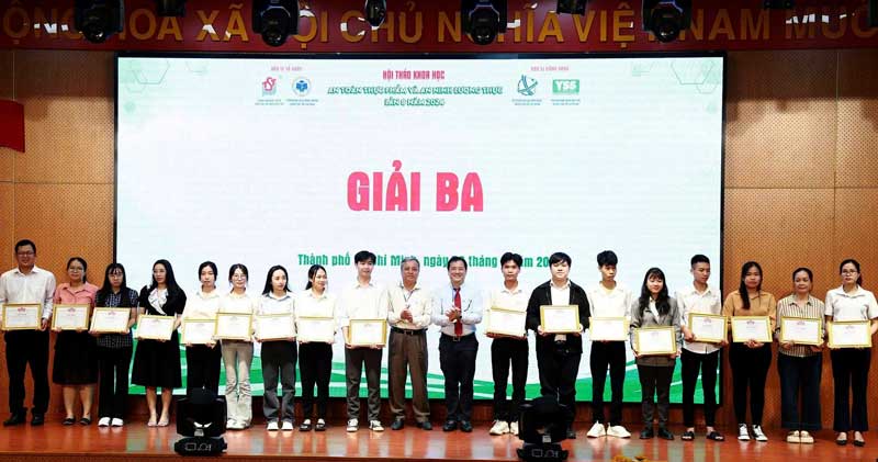 Sinh viên Đại học Duy Tân nhận 2 giải Ba tại hội thảo. Ảnh: Đại học Duy Tân