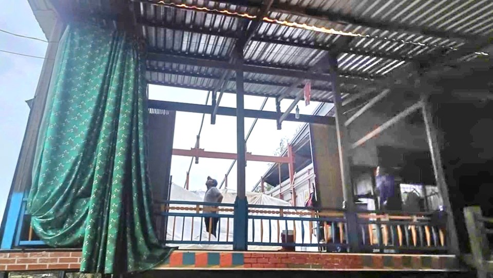 Mưa lớn kèm giông lốc làm tốc mái 5 căn nhà. Ảnh: An Long