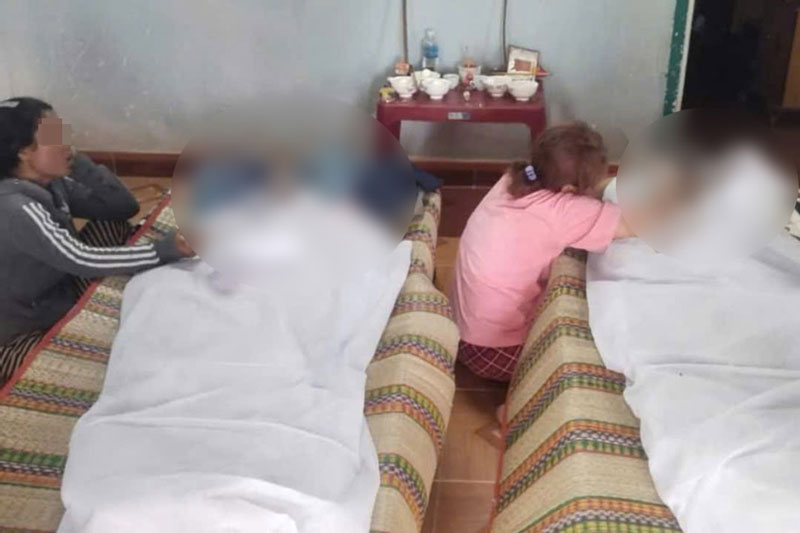 Thi thể 2 cha con ở Phú Yên bị điện giật tử vong được bàn giao về cho gia đình an táng. Ảnh: Minh Hằng