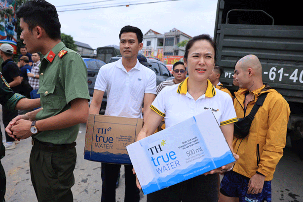 Các nhân viên TH, Bac A Bank và Quỹ Vì Tầm Vóc Việt trực tiếp tham gia cứu trợ người dân các tỉnh ngập lụt.