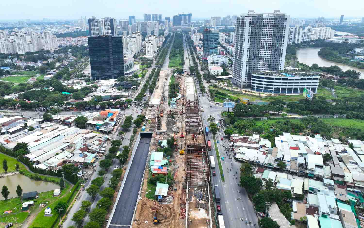 Hầm chui nút giao Nguyễn Văn Linh - Nguyễn Hữu Thọ.  Ảnh: Anh Tú