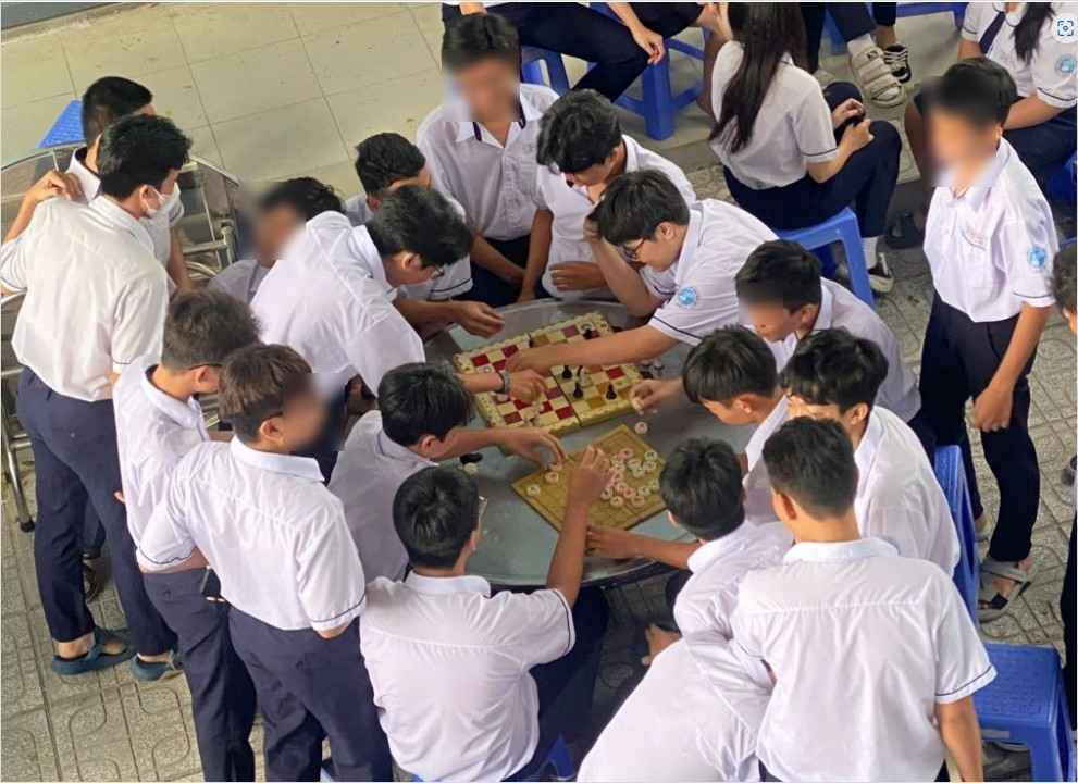 Một nhóm học sinh Trường THPT Thạnh Lộc chơi cờ trong giờ ra chơi. Ảnh: Minh Khánh