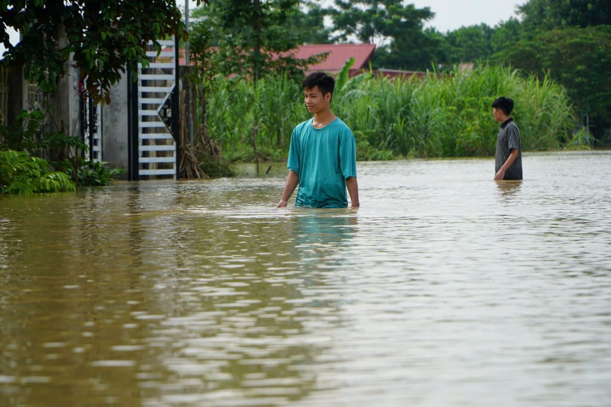 Nguoi dan o thon Da Dun, xa Thanh Truc, huyen Thach Thanh (Thanh Hoa) bi bom trong nuoc lu. Anh: Quach Du